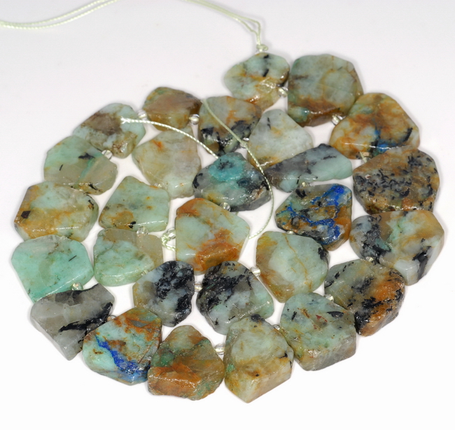 "Pepita de piedra preciosa esmeralda 31X20-16X14MM CUENTAS SUELTAS 7,5" - Imagen 1 de 4
