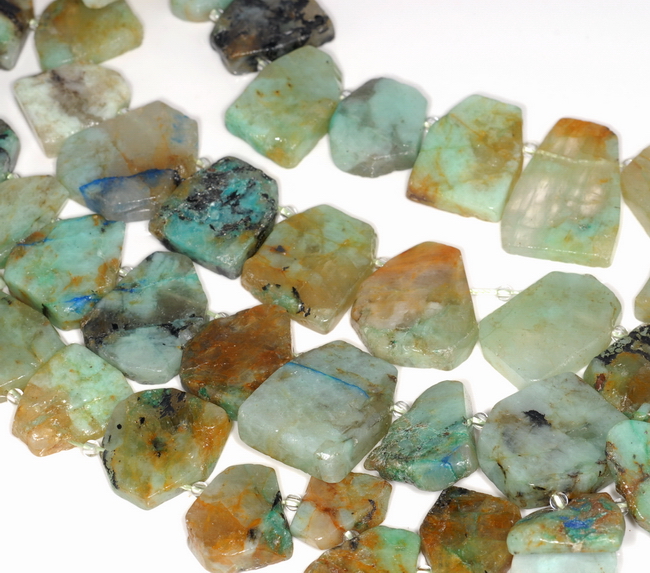 "Pepita de piedra preciosa esmeralda 31X20-16X14MM CUENTAS SUELTAS 7,5" - Imagen 3 de 4